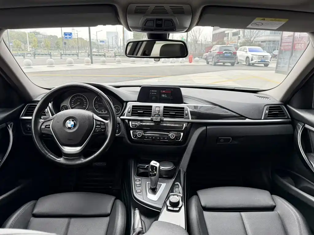 BMW 3 Series 2018 — фото 8