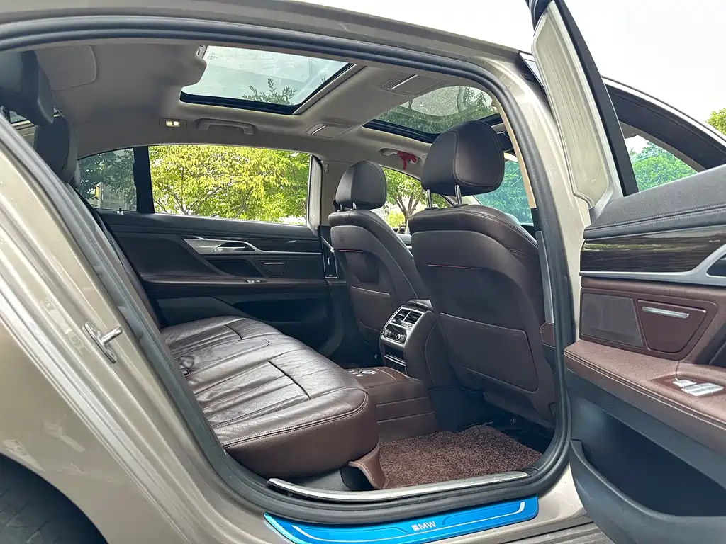 BMW 7 Series 2017 — фото 23