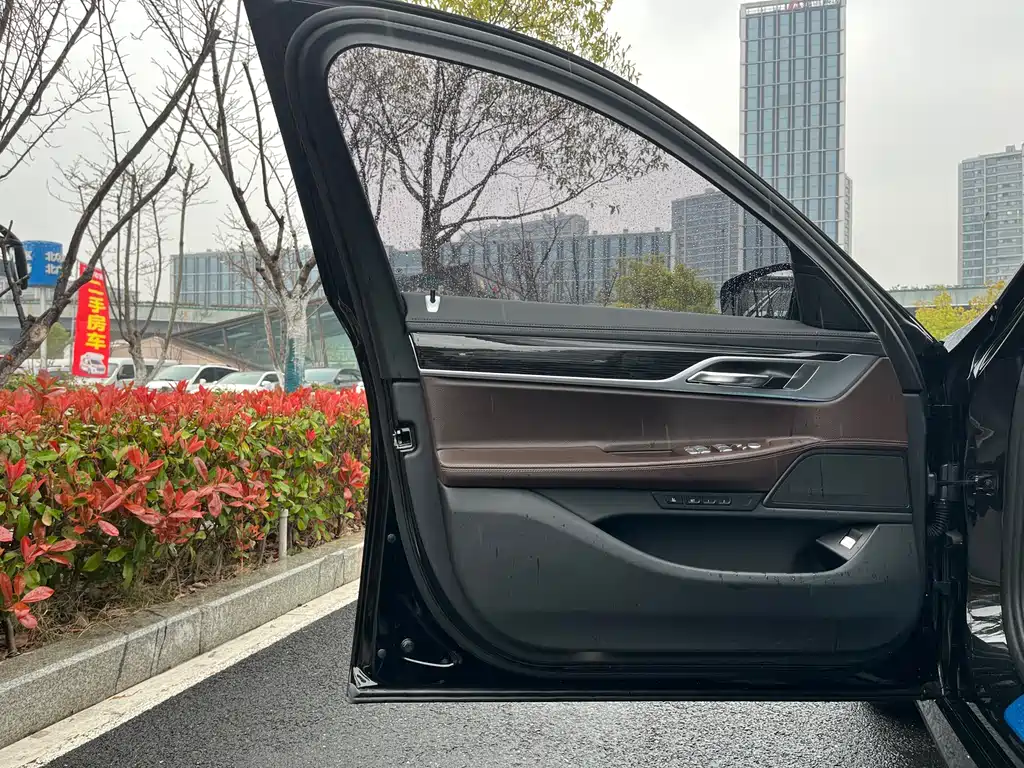 BMW 7 Series 2018 — фото 9