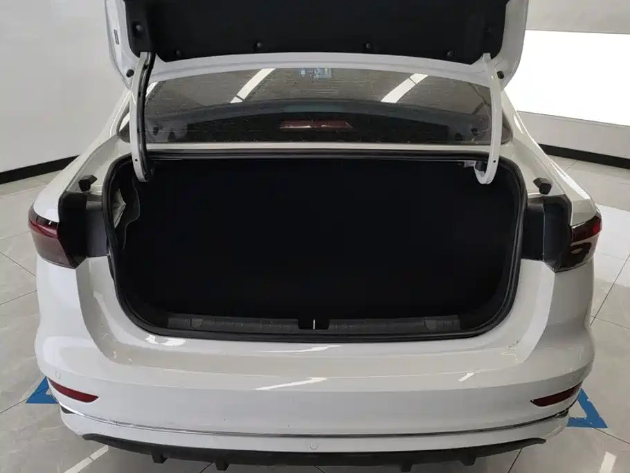 Geely Emgrand 2022