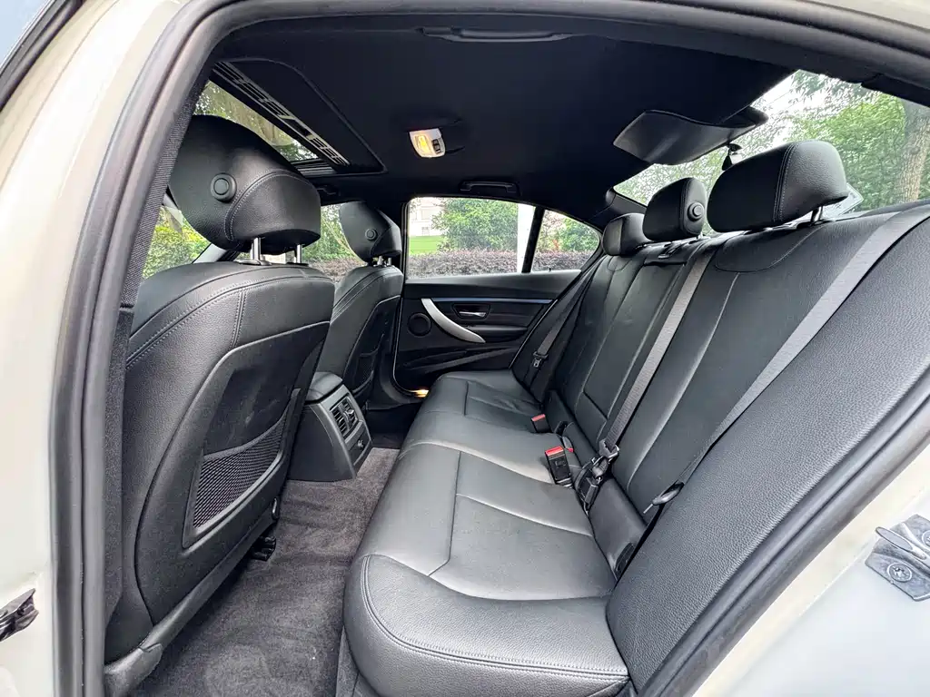 BMW 3 Series 2018 — фото 13
