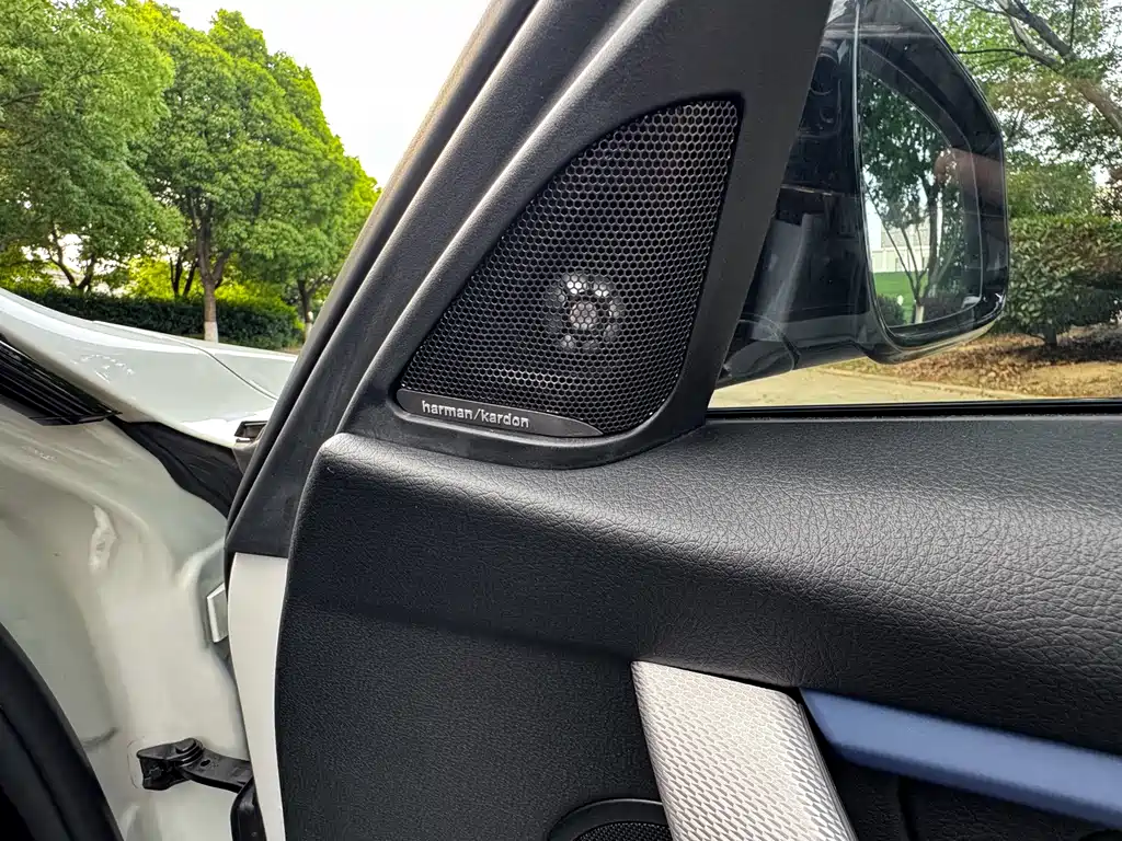 BMW 3 Series 2018 — фото 18
