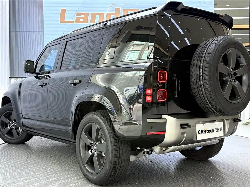 Land Rover Defender 2024 — фото 11