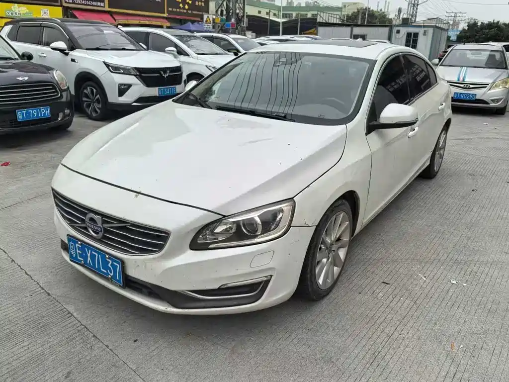 Volvo S60 2015 — фото 1