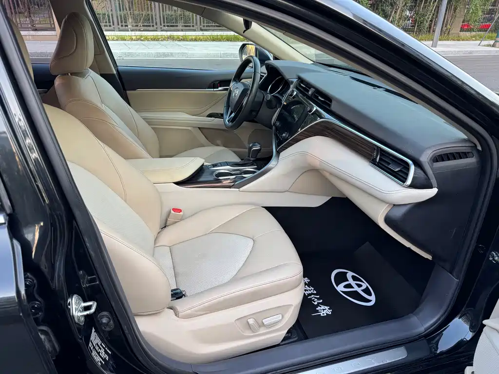 Toyota Camry 2020 — фото 11