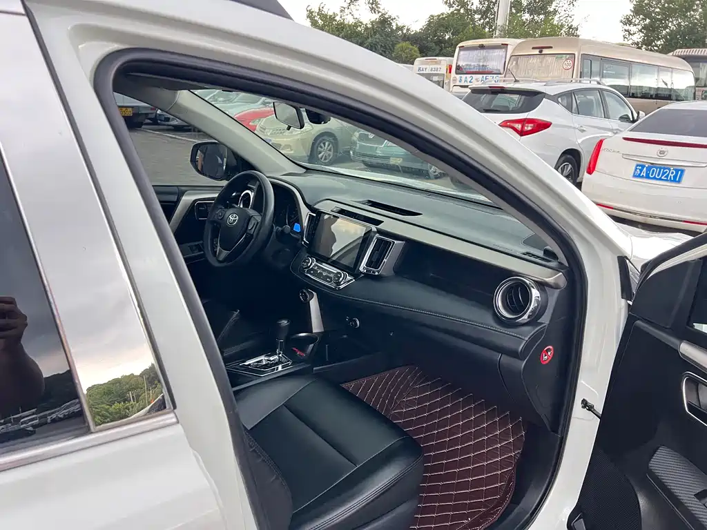 Toyota RAV4 2016 — фото 17