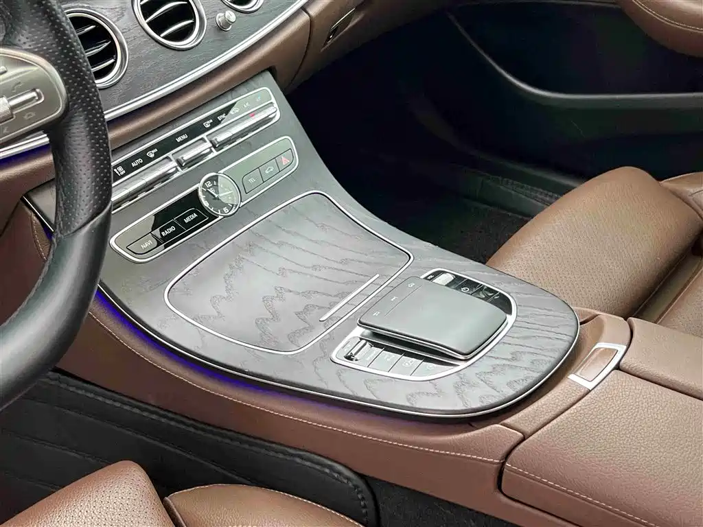 Mercedes-Benz E-Class 2020 — фото 24