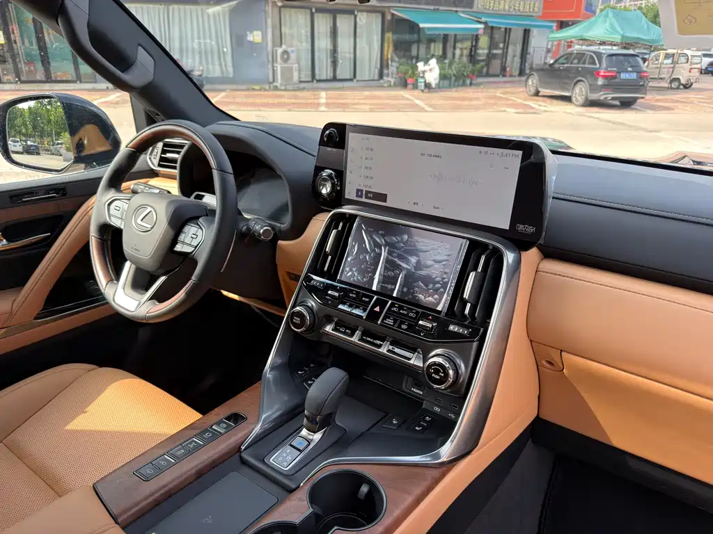 Lexus LX — фото 18