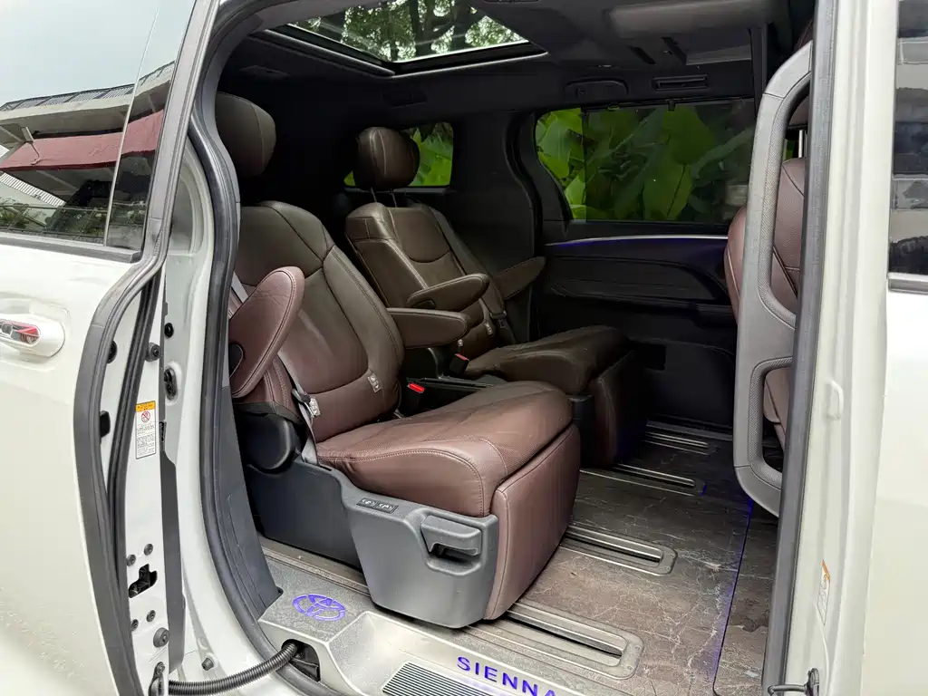 Toyota Sienna 2022 — фото 17
