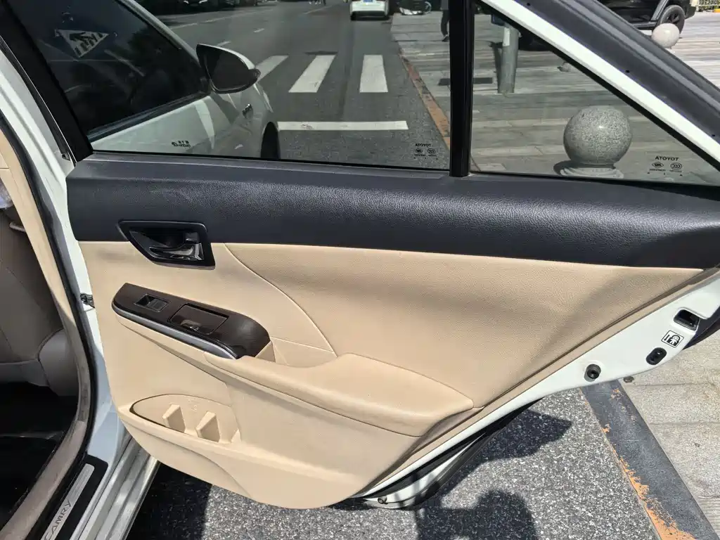 Toyota Camry 2014 — фото 13