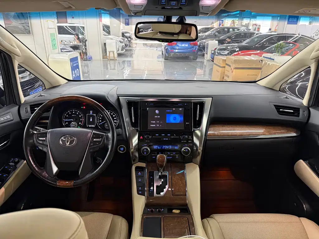 Toyota Alphard 2017 — фото 9