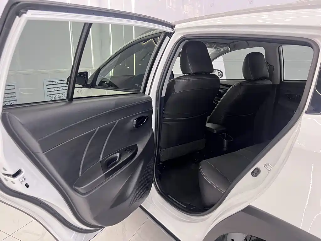 Toyota Yaris L 2022 — фото 12