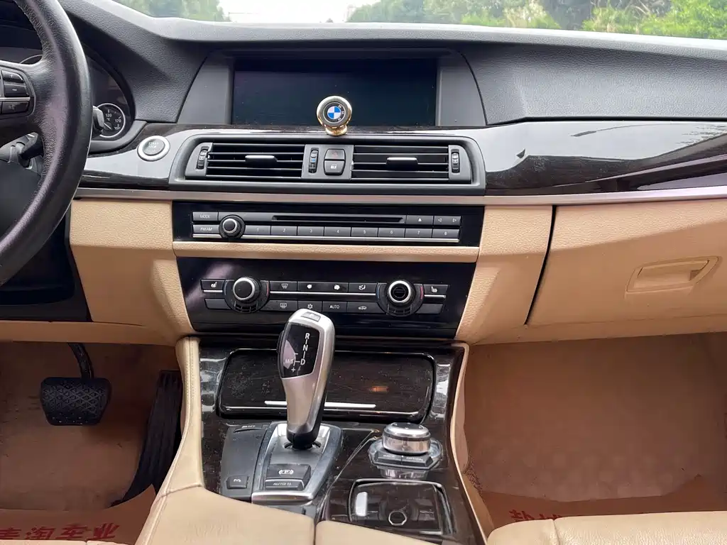 BMW 5 Series 2011 — фото 14