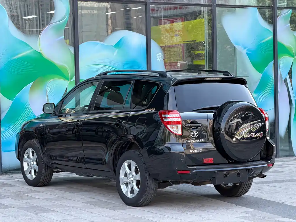 Toyota RAV4 2010 — фото 12