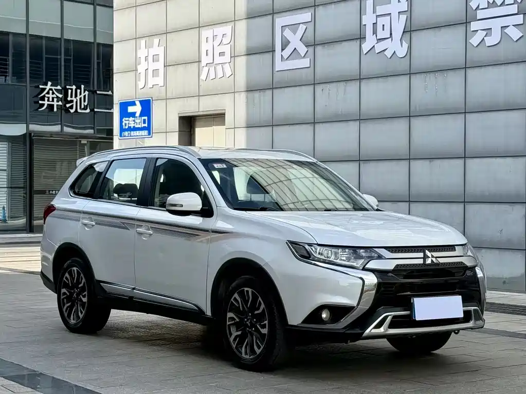 Mitsubishi Outlander 2020 — фото 3