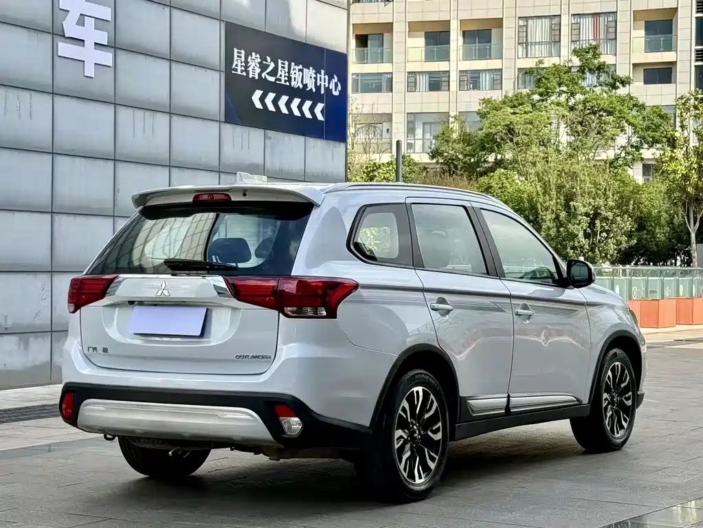 Mitsubishi Outlander 2020 — фото 9