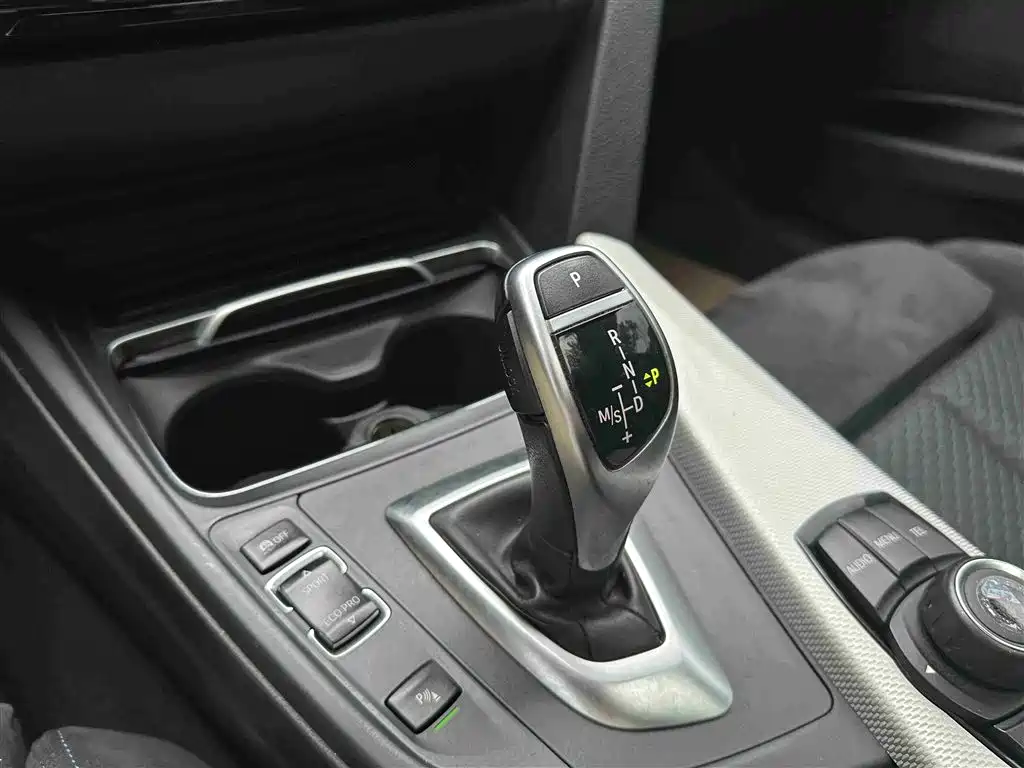 BMW 3 Series 2017 — фото 16