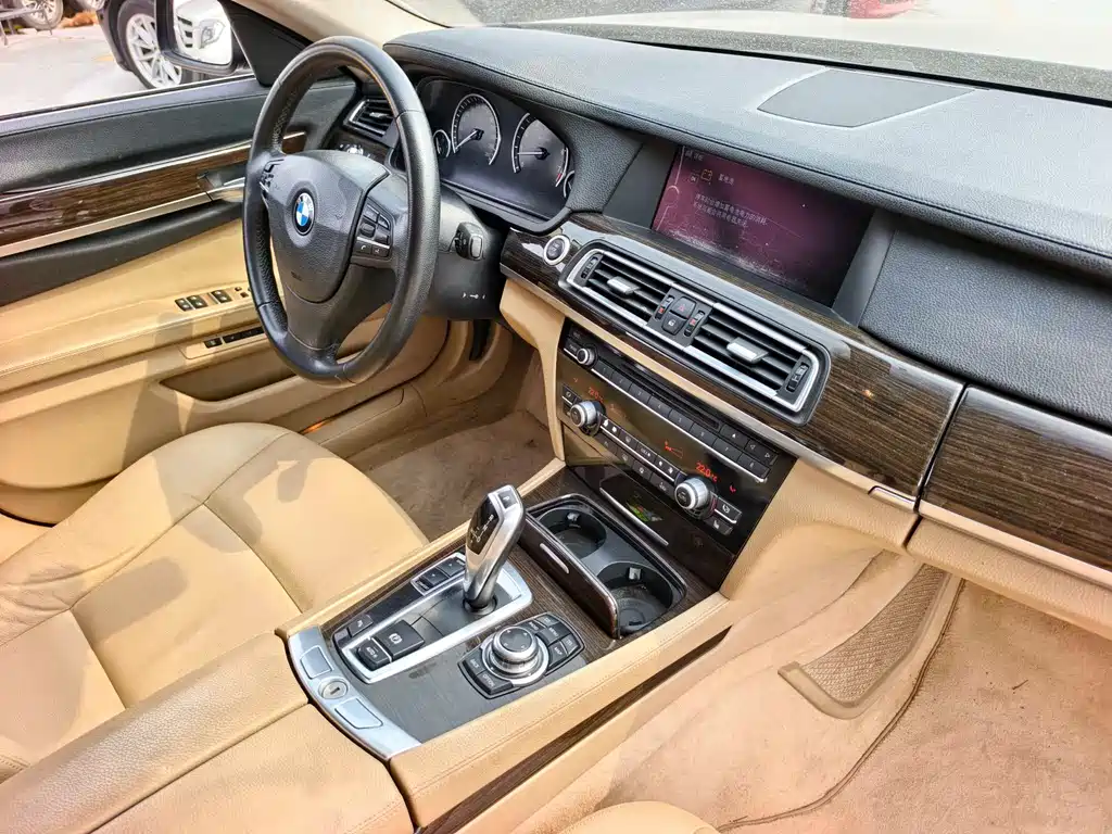 BMW 7 Series 2009 — фото 13
