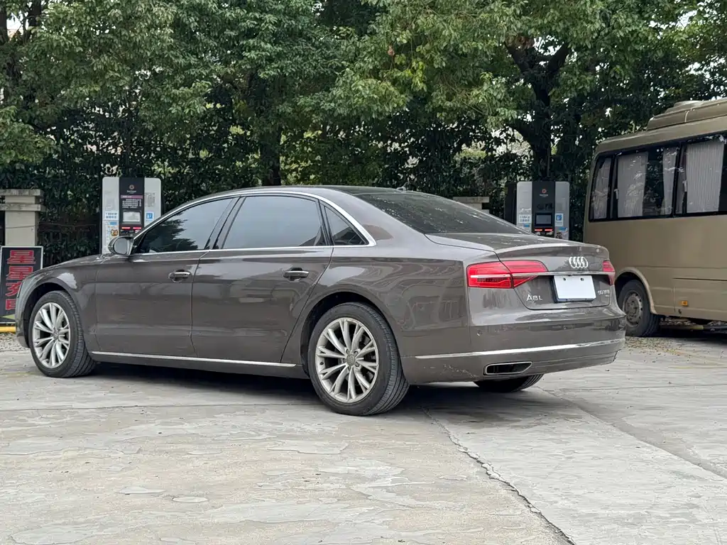 Audi A8 2014 — фото 12