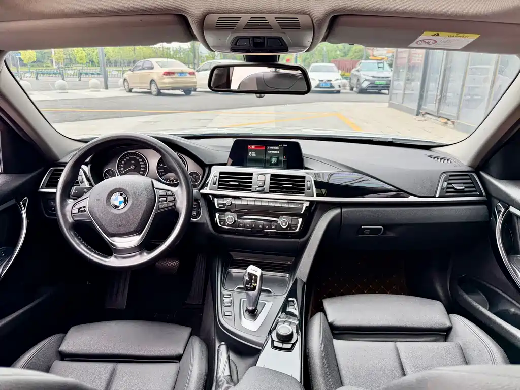 BMW 3 Series 2018 — фото 8