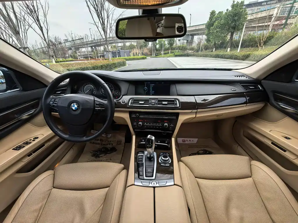 BMW 7 Series 2011 — фото 8