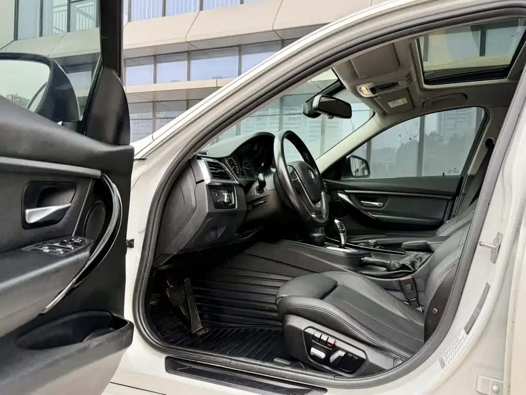 BMW 3 Series 2018 — фото 10