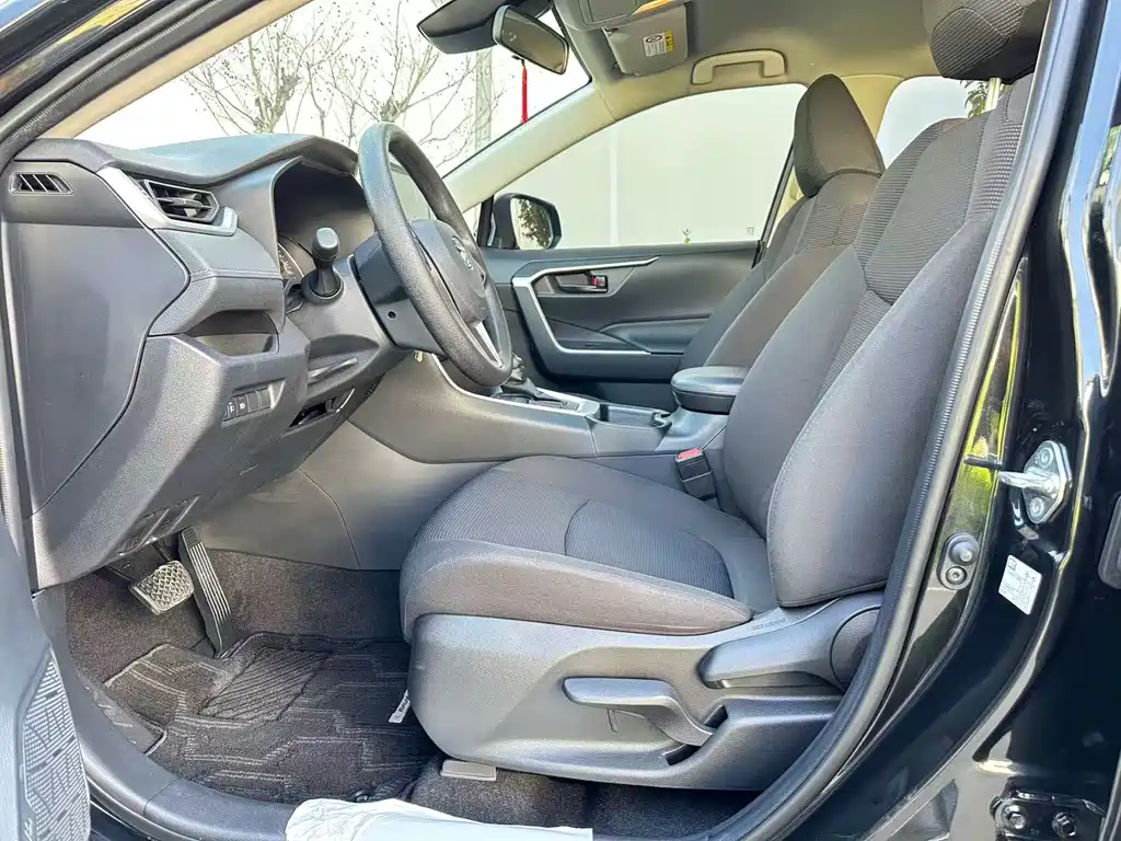 Toyota RAV4 2020 — фото 12