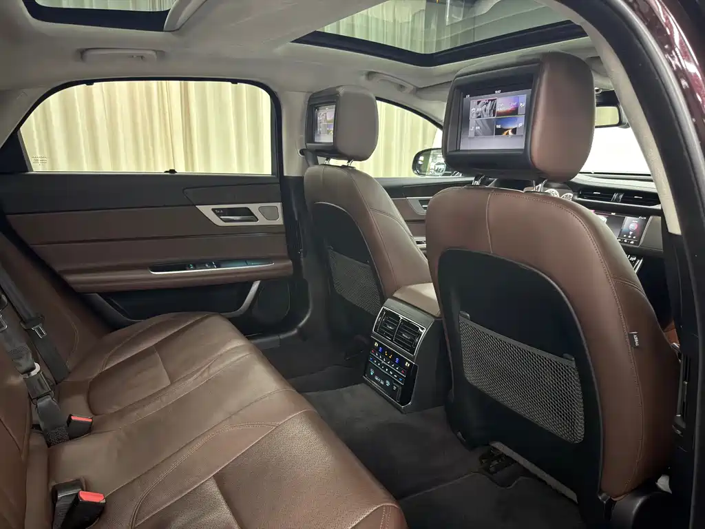 Jaguar XFL 2018 — фото 10
