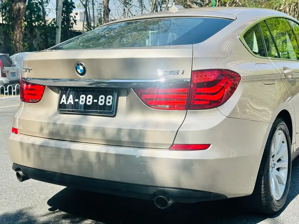 BMW 5 Series GT 2011 — фото 9