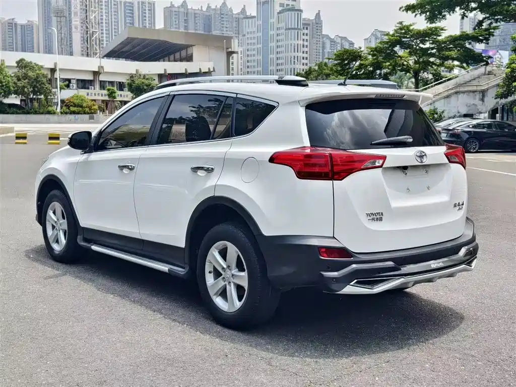 Toyota RAV4 2015 — фото 8