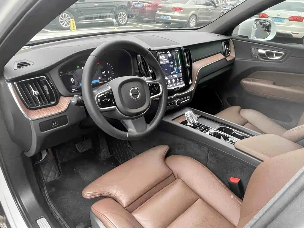 Volvo XC60 2024 — фото 11