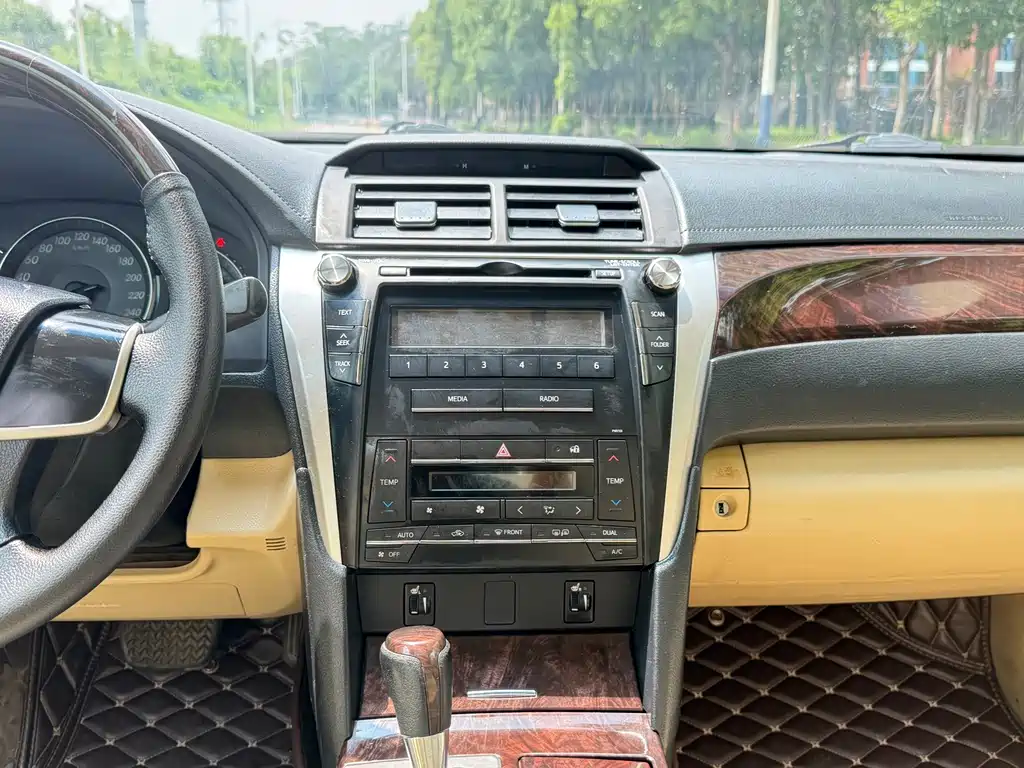 Toyota Camry 2016 — фото 10