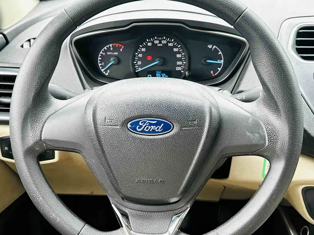 Ford Escort 2015 — фото 18