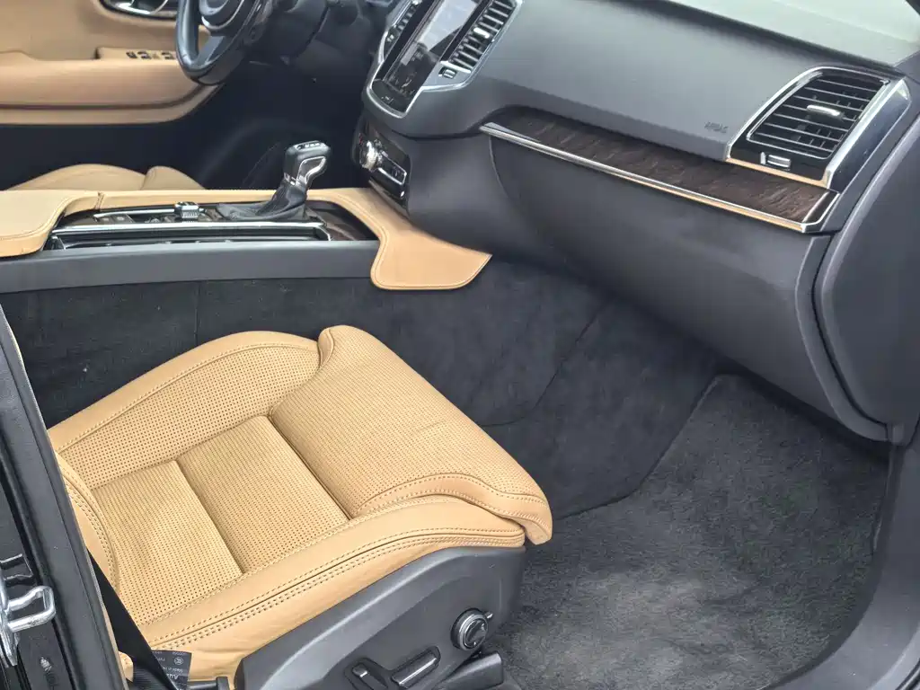 Volvo XC90 2017 — фото 13