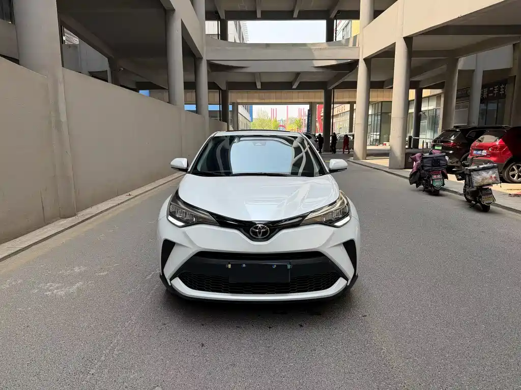 Toyota C-HR 2023 — фото 2