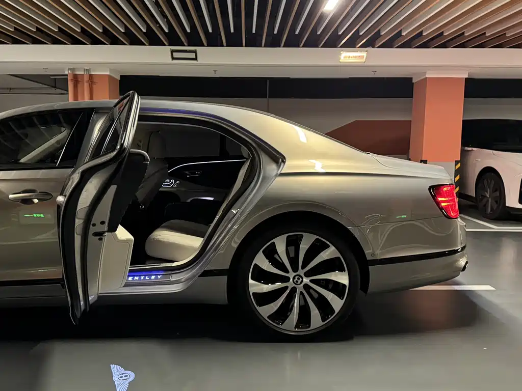 Bentley Flying Spur 2023 — фото 10
