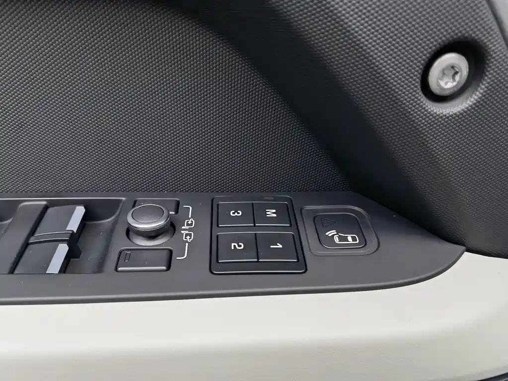 Land Rover Defender 2021 — фото 13