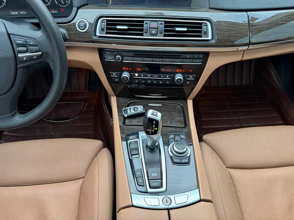 BMW 7 Series 2012 — фото 19