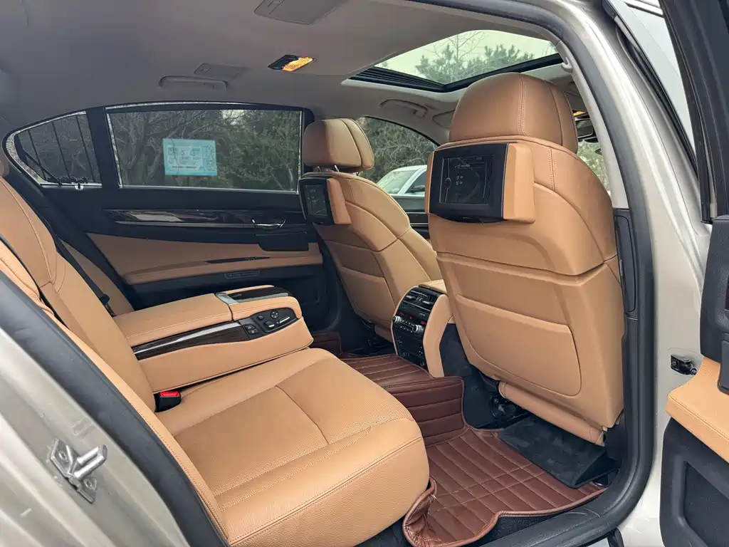 BMW 7 Series 2012 — фото 21