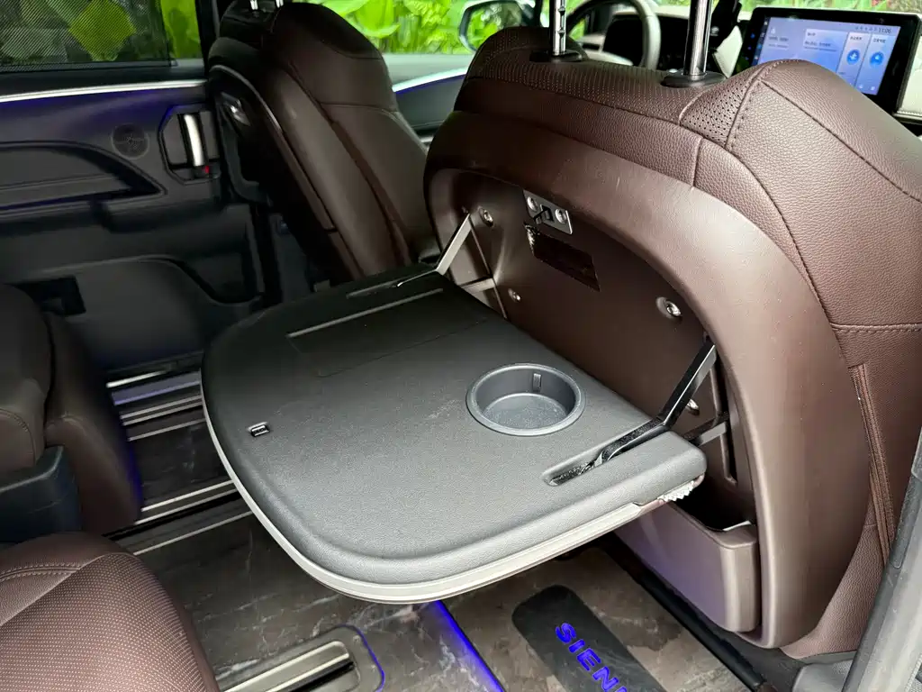 Toyota Sienna 2022 — фото 19