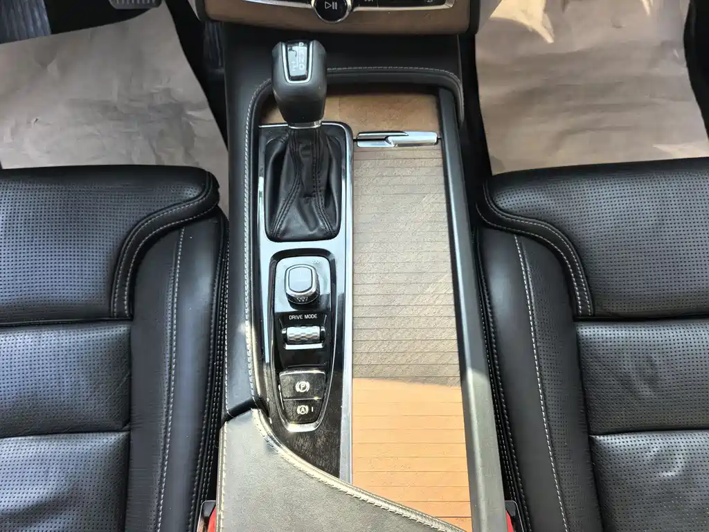 Volvo XC90 2017 — фото 25