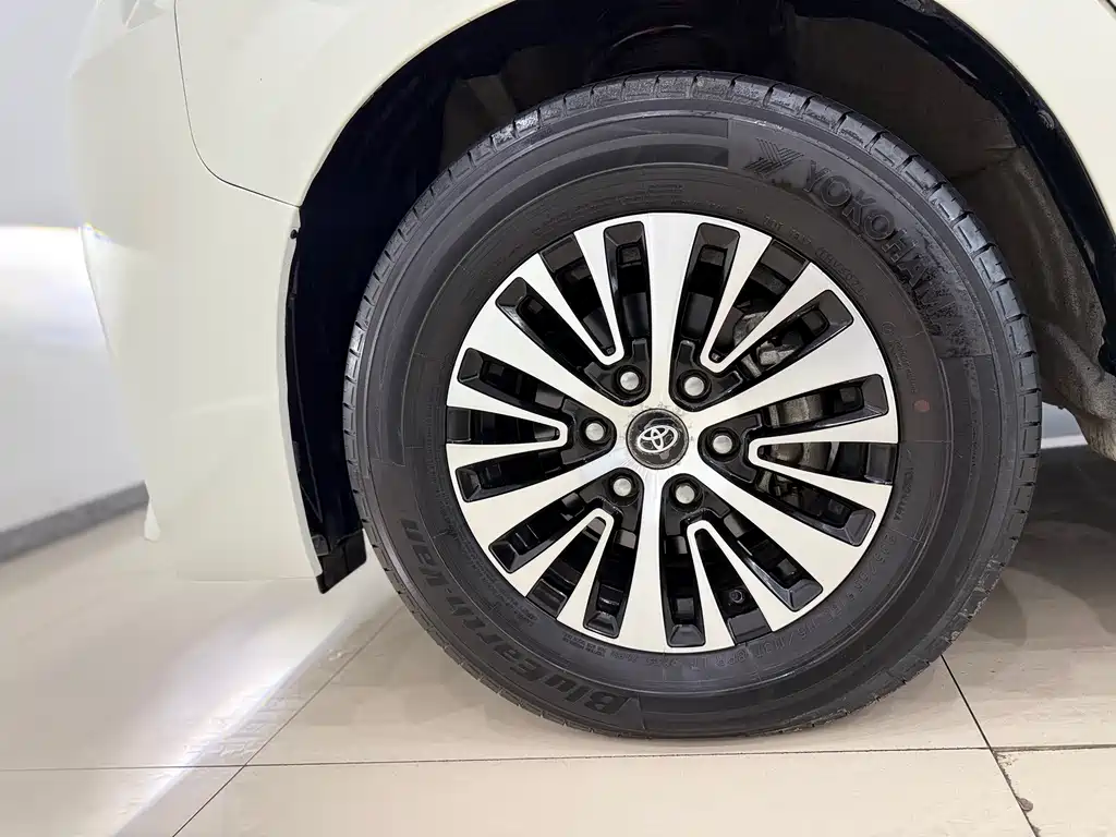 Toyota Hiace 2023 — фото 27