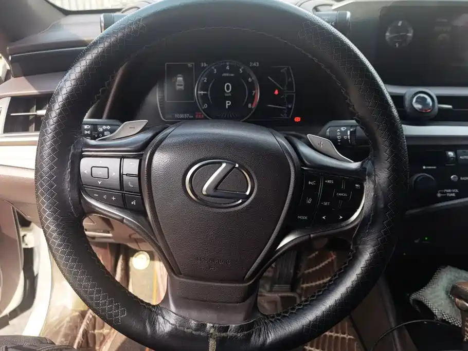 Lexus ES 2019 — фото 15
