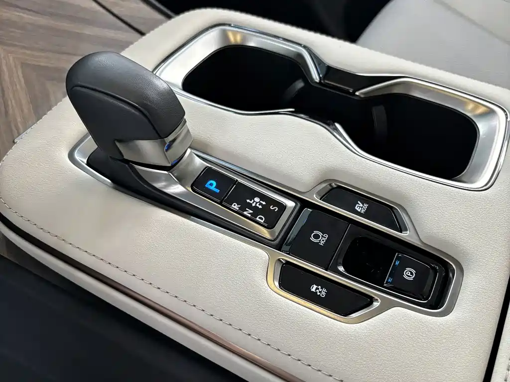 Lexus LM 2024 — фото 11