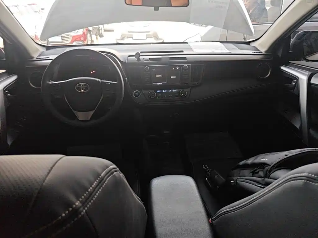 Toyota RAV4 2017 — фото 10