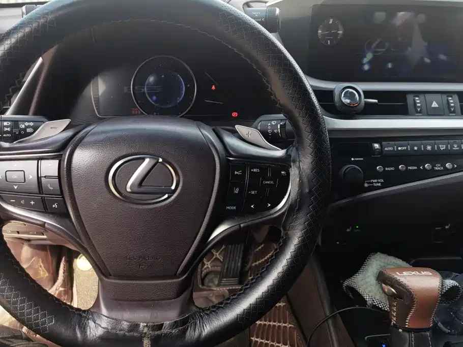 Lexus ES 2019 — фото 12