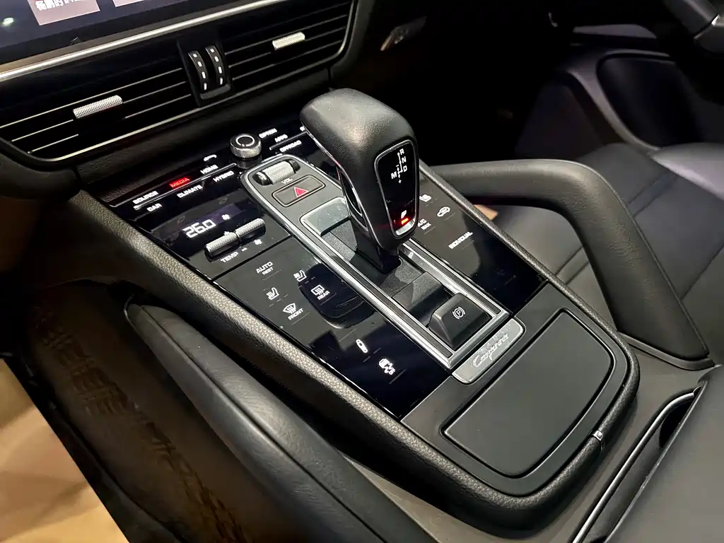Porsche Cayenne Hybrid 2021 — фото 11