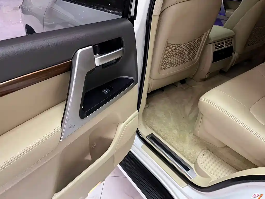 Toyota Land Cruiser 2017 — фото 10