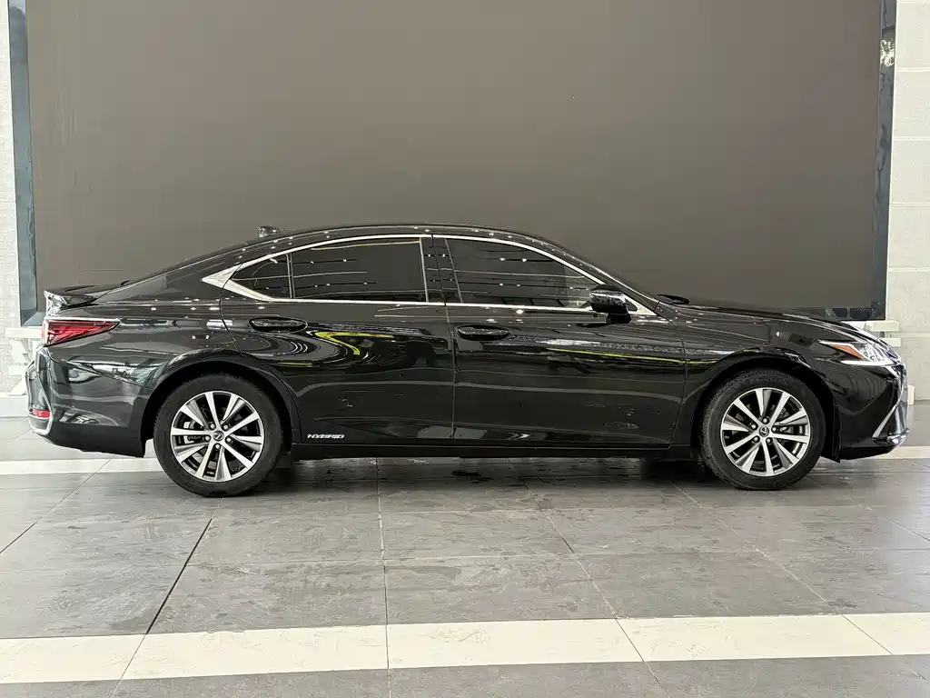 Lexus ES 2021
