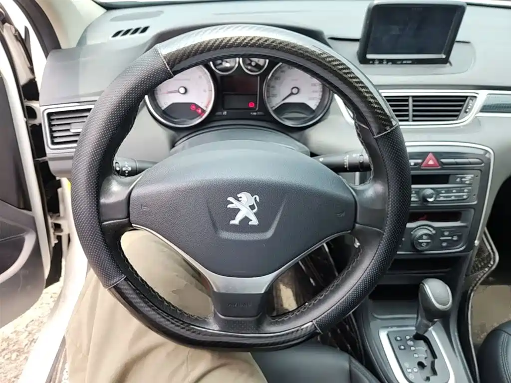 Peugeot 308 2015 — фото 11